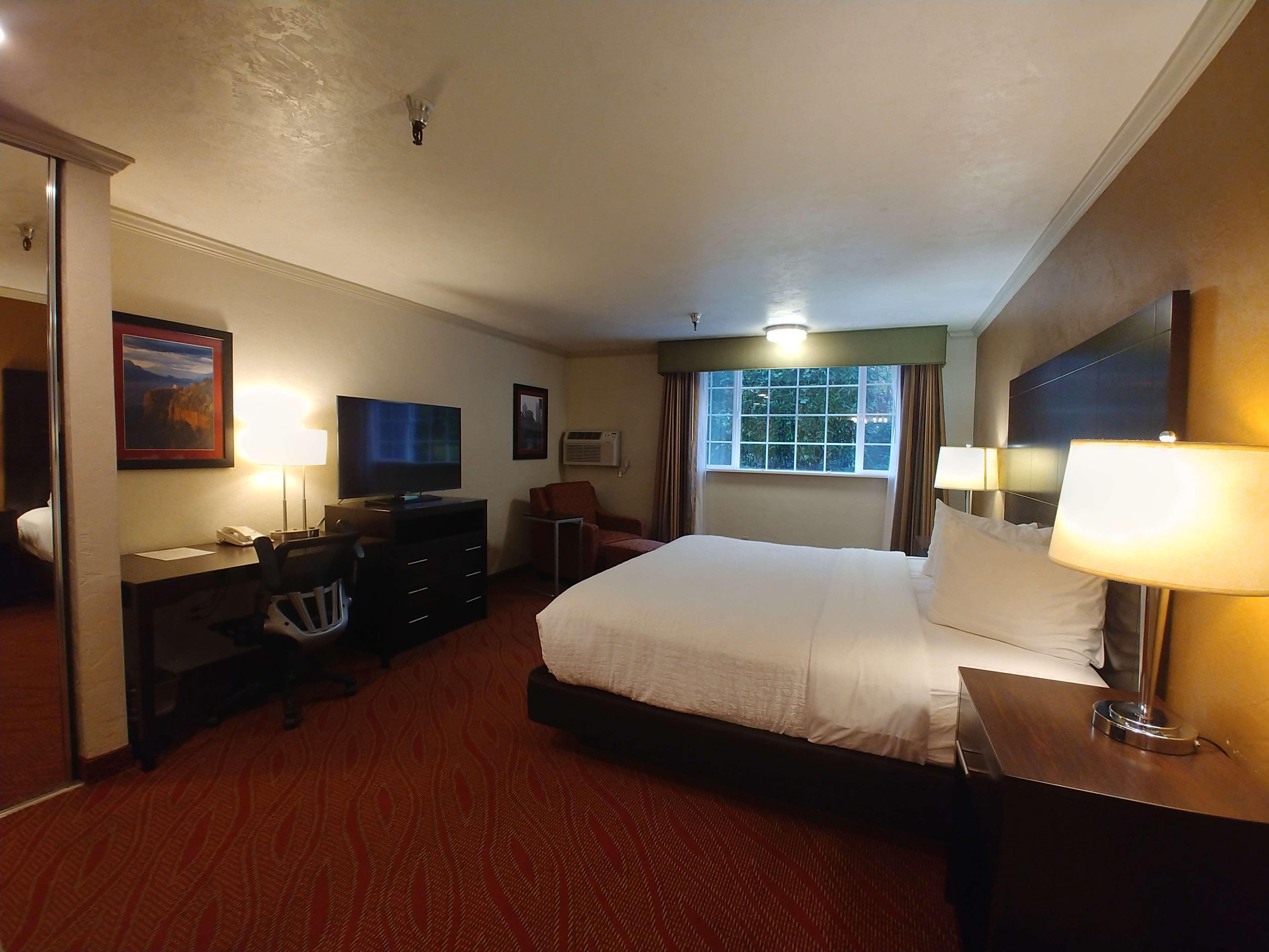 Best Western Plus Parkway Inn Wilsonville Bagian luar foto