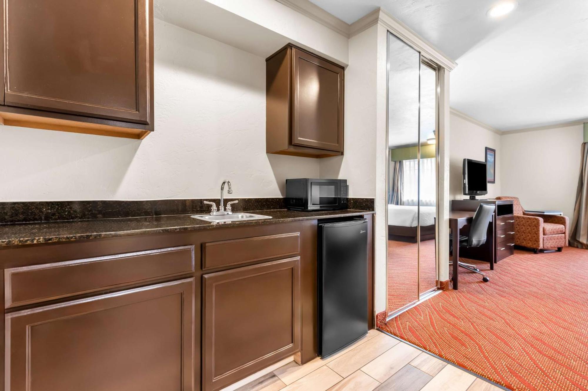 Best Western Plus Parkway Inn Wilsonville Bagian luar foto