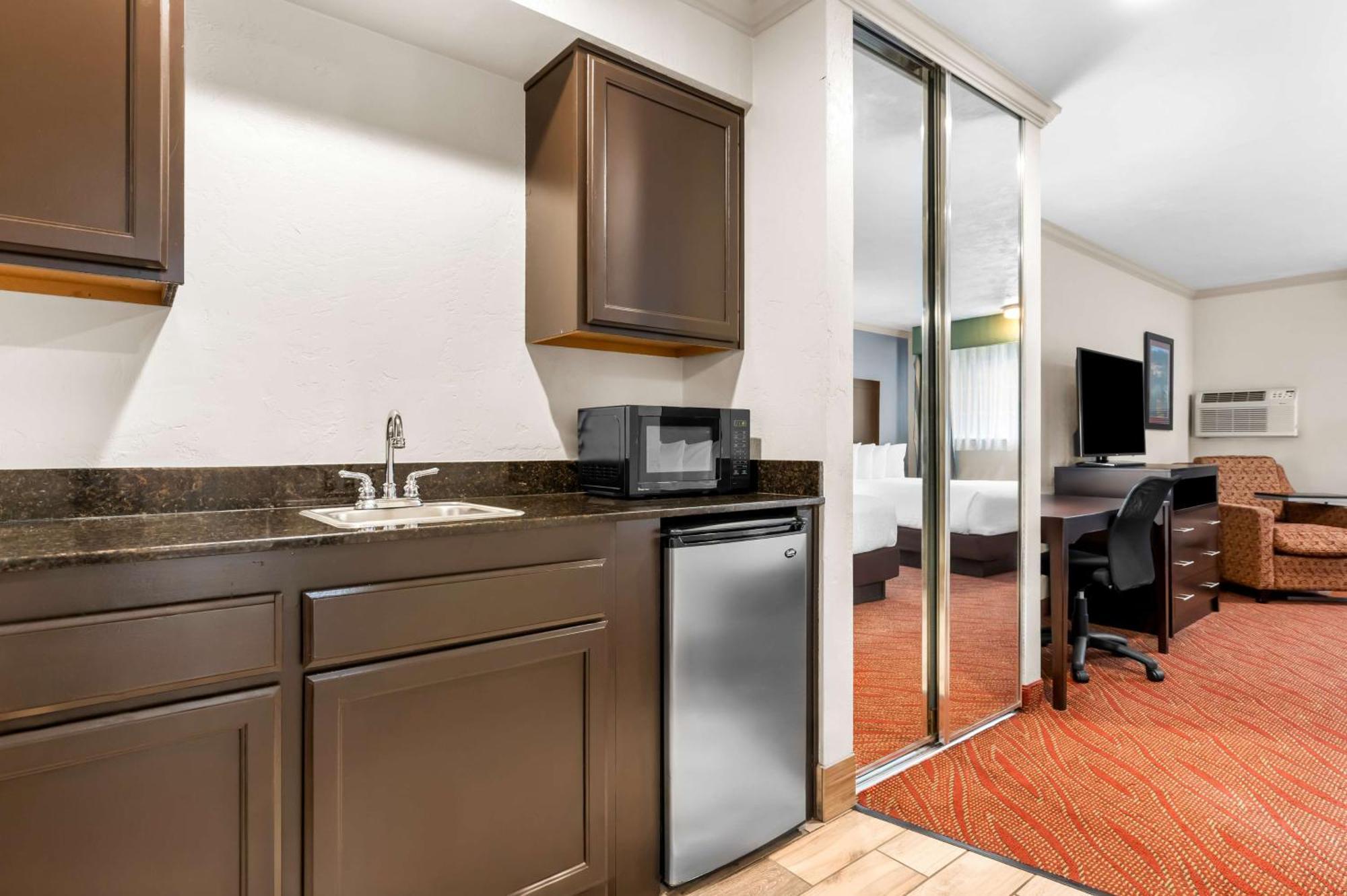 Best Western Plus Parkway Inn Wilsonville Bagian luar foto