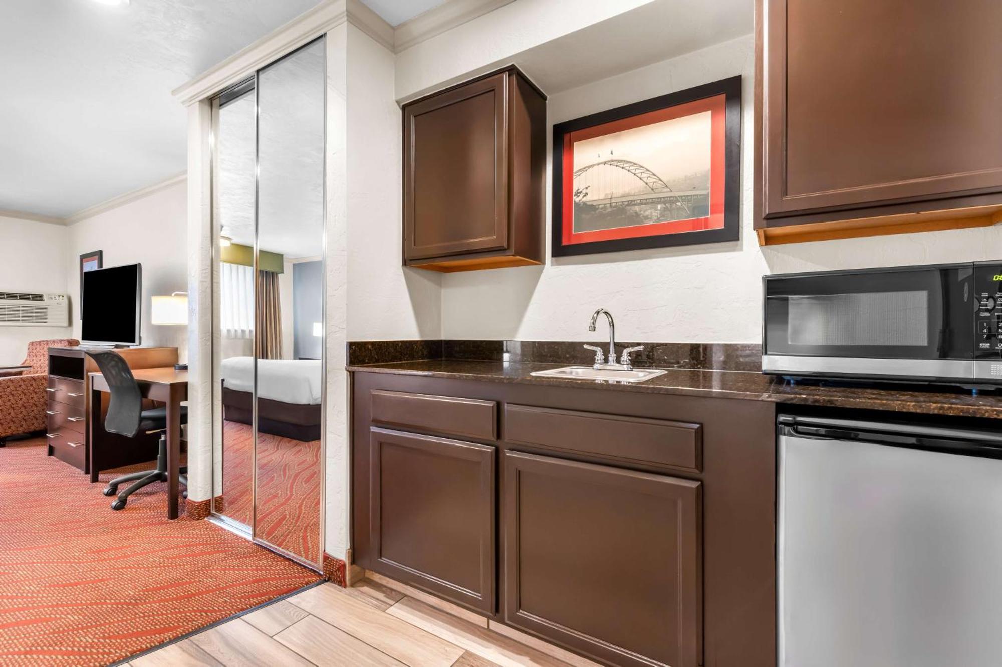 Best Western Plus Parkway Inn Wilsonville Bagian luar foto
