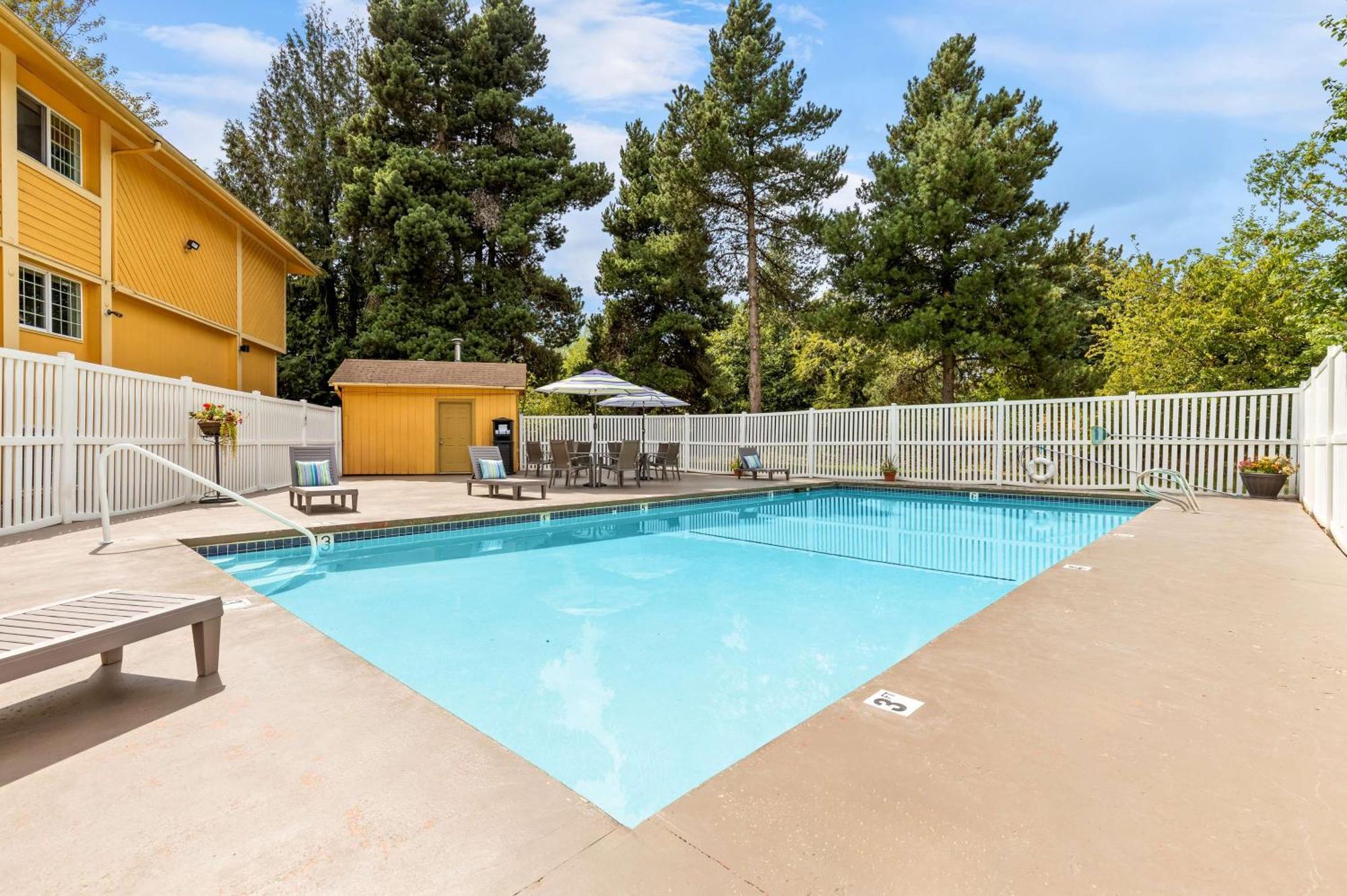 Best Western Plus Parkway Inn Wilsonville Bagian luar foto