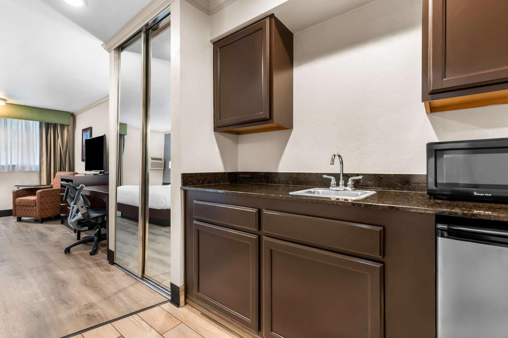 Best Western Plus Parkway Inn Wilsonville Bagian luar foto